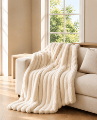 Plaid Mielle, Couverture en fausse fourrure ultra-douce, effet nuage · Crème cocooning - Maison Mielle Paris