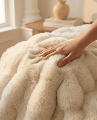 Plaid Mielle — Couverture en fausse fourrure ultra-douce, effet nuage · Crème cocooning - Maison Mielle Paris